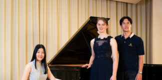 Klaviertalent aus Köln gewinnt den Trimborn-Musikförderpreis Nina Frey (Mitte) gewinnt den Ferdinand-Trimborn-Förderpreis 2026 vor der zweitplatzierten Yiyi Han (links) und dem drittplatzierten Yankai Yang (rechts). Foto: Maik Grabosch