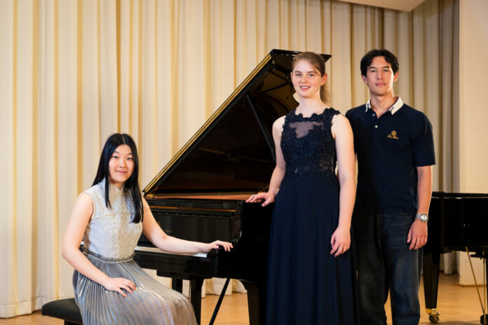 Nina Frey (Mitte) gewinnt den Ferdinand-Trimborn-Förderpreis 2026 vor der zweitplatzierten Yiyi Han (links) und dem drittplatzierten Yankai Yang (rechts). Foto: Maik Grabosch Nina Frey (Mitte) gewinnt den Ferdinand-Trimborn-Förderpreis 2026 vor der zweitplatzierten Yiyi Han (links) und dem drittplatzierten Yankai Yang (rechts). Foto: Maik Grabosch