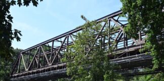 Bahn-Brücke zwischen Köln und Wuppertal vorerst repariert Wegen dieser maroden Bahnbrücke über die Wupper war der Zugverkehr zwischen Köln und Wuppertal wochenlang eingeschränkt. (Archivbild)