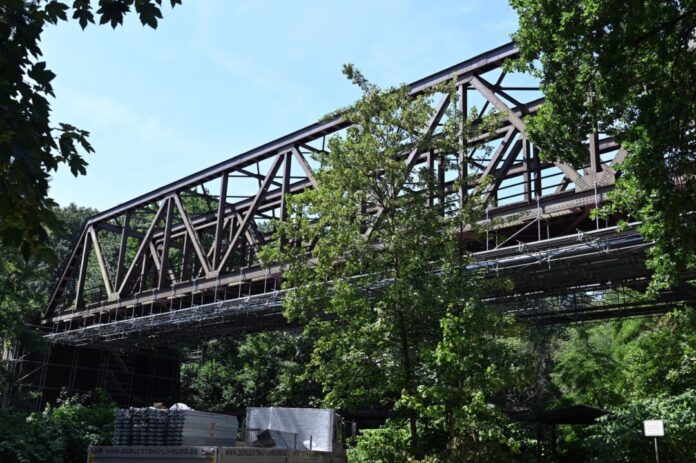 Bahnbrücke über die Wupper Wegen dieser maroden Bahnbrücke über die Wupper war der Zugverkehr zwischen Köln und Wuppertal wochenlang eingeschränkt. (Archivbild)