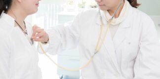 Gesundheitsreform: Für Versicherte wird es deutlich teurer Eine Ärztin bei einer Untersuchung. Foto: pixabay