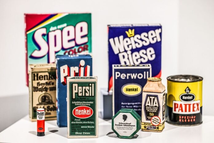Henkel Ein Reihe historischer Produktverpackungen bekannter Henkel-Produkte.