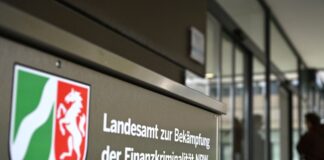Steuerfahnder setzen auf KI-Analyse riesiger Datenmassen Das Schild ist noch recht frisch am Eingung der LBF-Zentrale.