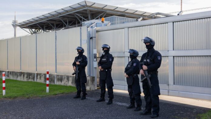 Prozess um Mordanschlag auf Neffen von Drogenboss Scharfe Sicherheitsvorkehrungen am Prozessgebäude.