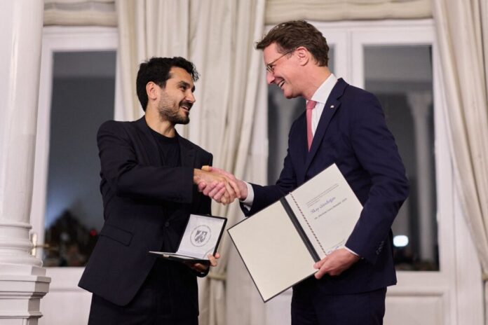 Türkeireise von Ministerpräsident Wüst Gündogan sollte den Preis eigentlich schon im vergangenen Jahr bekommen. Jetzt wurde das nachgeholt.