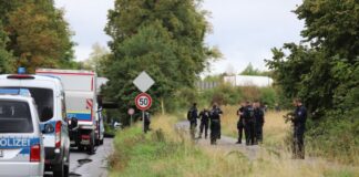 Polizei: 48-Jähriger hatte weitere Sprengmittel bei sich Polizisten sind in der Nähe des Kraftwerks Weisweiler im Einsatz.