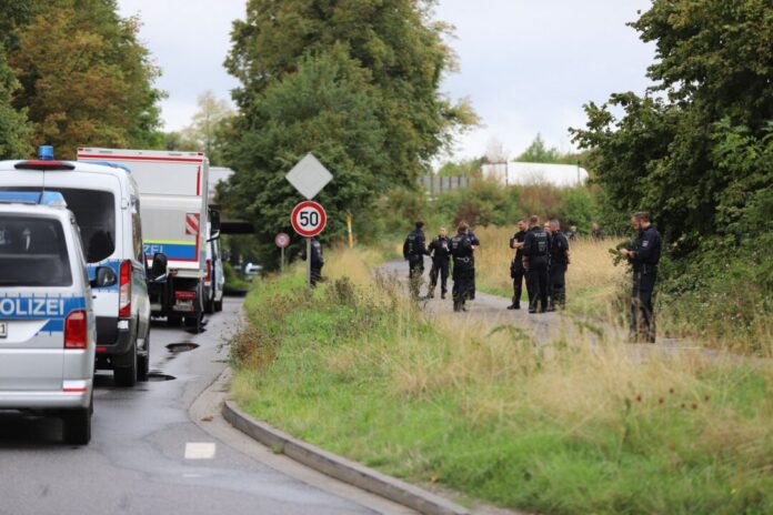 Nach Angriff auf Stromnetz in NRW Polizisten sind in der Nähe des Kraftwerks Weisweiler im Einsatz.