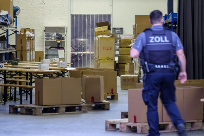 Europaweite Razzia wegen Millionenbetrugs mit Mogel-Handys Ein Schwerpunkt der Aktion lag in Nordrhein-Westfalen.