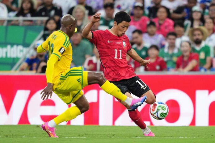 Hee-Chan Hwang bei der WM Hwang (r) wird an Schalke verliehen. (Archivbild)