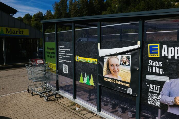Vermisstenfall Scarlett jährt sich zum sechsten Mal Ein Suchplakat hängt weiter an dem Supermarkt in Todtmoos, bei dem Scarlett zum letzten Mal gesehen wurde.