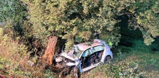 Unfall bei Iserlohn: Zwei Menschen lebensgefährlich verletzt Der Wagen wurde bei dem Unfall stark beschädigt.