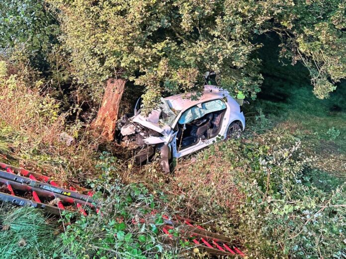 Unfall bei Iserlohn Der Wagen wurde bei dem Unfall stark beschädigt.