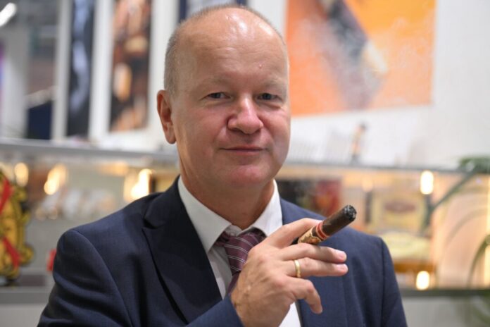 Zigarrenlobbyist Bodo Mehrlein Zigarrenlobbyist Bodo Mehrlein hofft darauf, dass die Pläne für eine drastische Tabaksteuer-Anhebung überarbeitet und aufgeweicht werden.