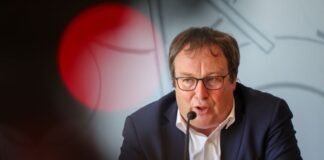 Minister: Neue Straßen sollen Sommerhitze besser standhalten Verkehrsminister Oliver Krischer will Straßen klimaresistenter machen. (Archivbild)