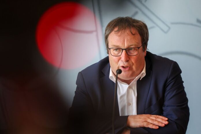 NRW-Verkehrsminister Oliver Krischer Verkehrsminister Oliver Krischer will Straßen klimaresistenter machen. (Archivbild)