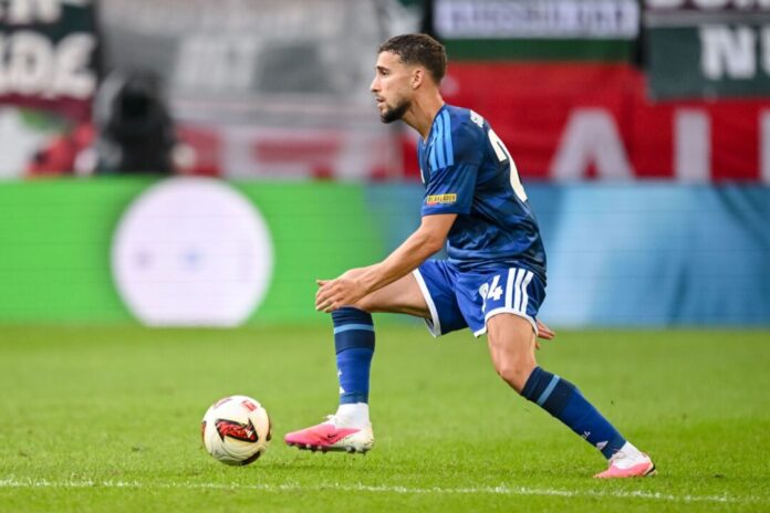Adil Aouchiche Adil Aouchiche hat seinen Vertrag bei Schalke 04 verlängert.