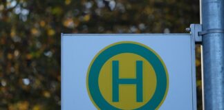 Rabiater Raubversuch an Bushaltestelle: Frau reißt an Kette Eine Frau versuchte, eine Seniorin an der Bushaltestelle zu beklauen. (Symbolbild)
