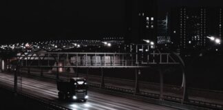 Ein Lastwagen auf einer Autobahn. Foto: pixabay