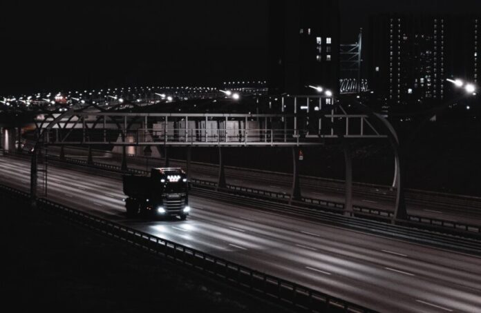 Ein Lastwagen auf einer Autobahn. Foto: pixabay Ein Lastwagen auf einer Autobahn. Foto: pixabay