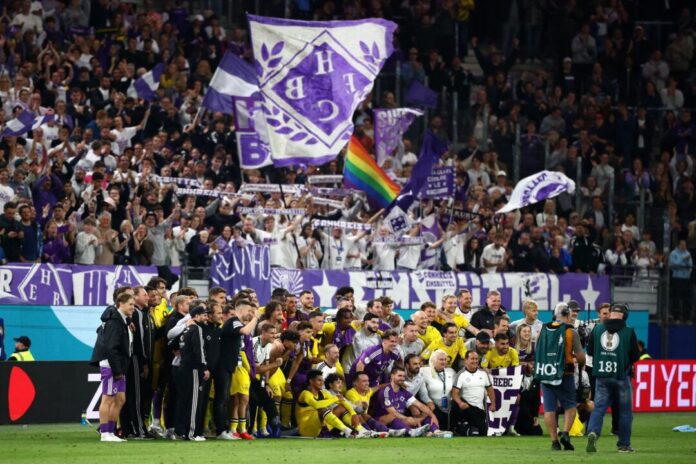 HEBC - Borussia Dortmund Gruppenbild mit Gegner: Nach dem Pokalspiel feierten die HEBC-Amateure mit den Dortmunder Profis.
