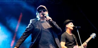 Umjubeltes Brings-Konzert vor dem Kölner Dom Harry Alfter und Peter Brings spielen auf dem Roncalliplatz vor dem Kölner Dom.