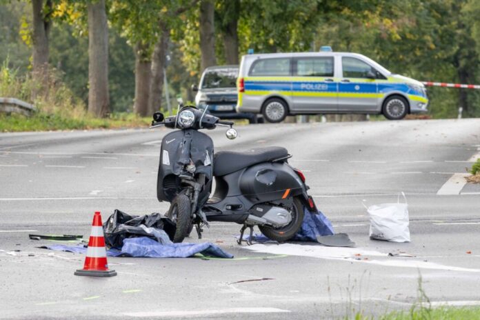 Streifenwagen kollidiert mit Roller Ein Roller steht nach einem Unfall mit einem Einsatzfahrzeug der Polizei auf der Straße.