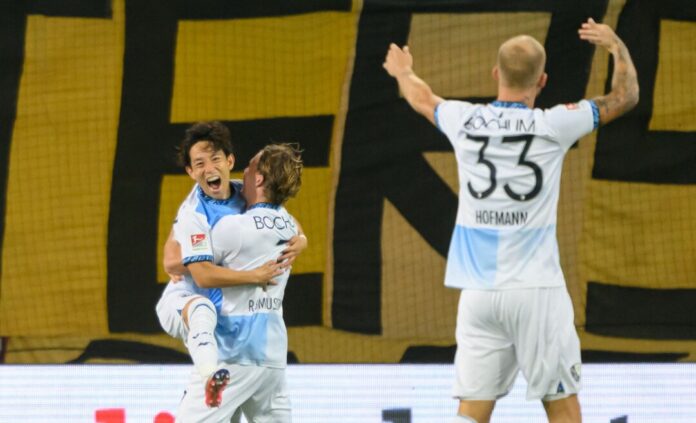 SG Dynamo Dresden - VfL Bochum Bochums Koji Miyoski jubelt in den Armen von Christian Rasmussen.