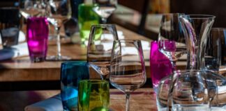 Minijobs auch für Frauen nur selten eine Dauerbeschäftigung Ein Tisch in einem Restaurant. Foto: pixabay