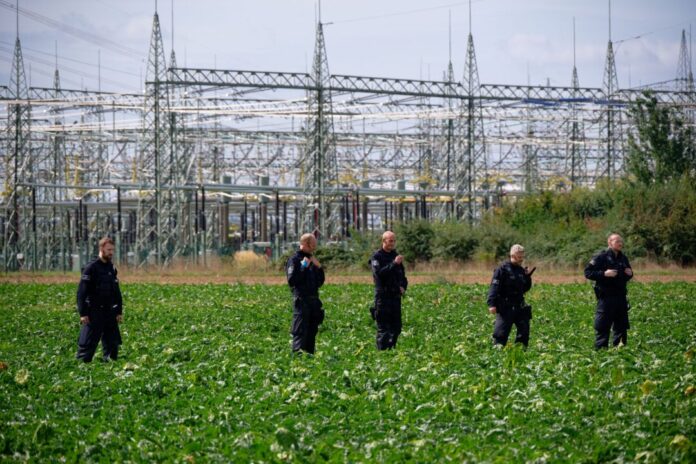 Verdacht auf Straftat - Störung im Umspannwerk Bergheim Seit der Nacht war die Polizei am Umspannwerk mit Einsatzkräften der Hundertschaft unterwegs, um Spuren zu sichern.