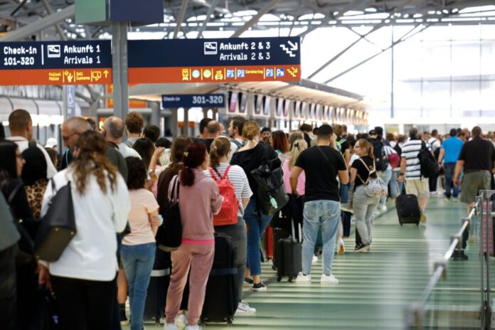Flughafen Köln-Bonn Wer am Dienstag von Köln/Bonn abfliegen will, braucht mehr Geduld als sonst. (Archivbild)