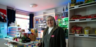 Kiosk statt Kirche: Eine Nonne verkauft Kippen und Kratzeis Schwester Birgit verkauft einmal pro Woche Zigaretten, Bier und Süßes in einer Bude in Gelsenkirchen.