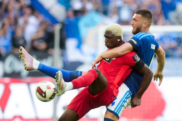 FC Schalke 04 - SV Elversberg Schalker und Elversberger lieferten sich viele enge Duelle.