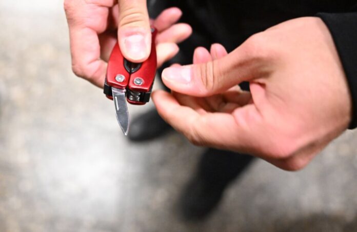 Gerichtsverhandlung zum Messertrageverbot in NRW-Städten Das OVG in Münster entscheidet darüber, ob die Polizei für bestimmte Personengruppen ein Messerverbot für einen längeren Zeitraum aussprechen darf. (Illustration)