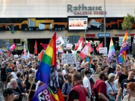 Rund 1200 Menschen demonstrieren in Essen gegen Rechtsruck Mehr als 1.200 Menschen zogen am Abend durch die Essener Innenstadt.