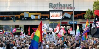 Rund 1200 Menschen demonstrieren in Essen gegen Rechtsruck Mehr als 1.200 Menschen zogen am Abend durch die Essener Innenstadt.
