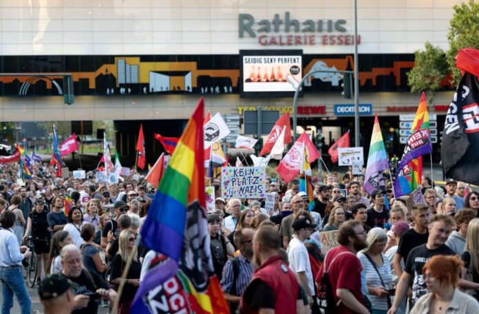 Nach der Wahl in Sachsen-Anhalt - Proteste in Essen Mehr als 1.200 Menschen zogen am Abend durch die Essener Innenstadt.