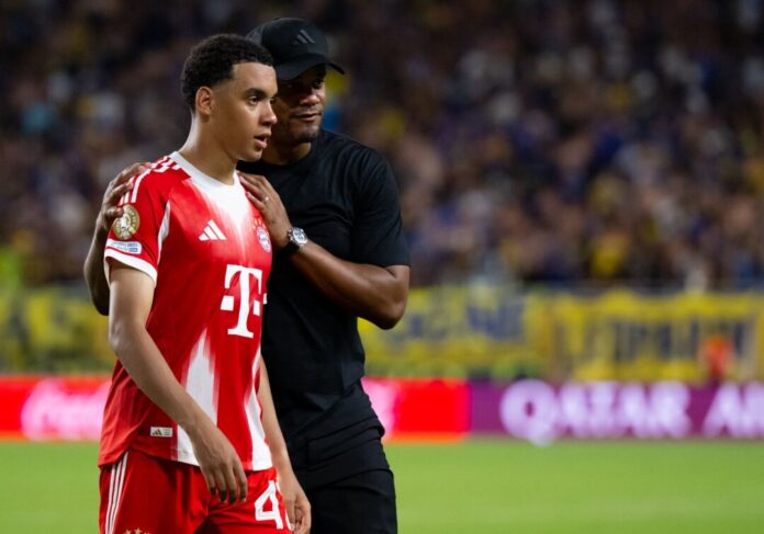 Bayern München - Boca Juniors Vor Rückkehr in Bayern-Kader: Bayern-Jungstar Jamal Musiala (l. mit Trainer Vincent Kompany. (Archivbild)