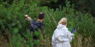 Nach Hinweis aus Bekennerbrief: Einsatz am Kraftwerk Polizisten suchen das Umfeld eines Umspannwerkes am RWE-Kraftwerk Weisweiler in Eschweiler ab.