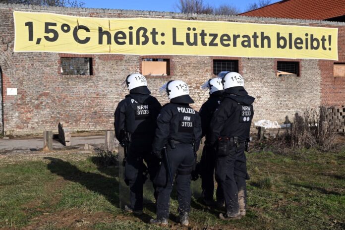 Räumung von Lützerath Bei der «Aktion Lützerath» bleibt hatte sich ein Klimaaktivist in einem Betonfass gegen die Räumung des Ortes gewehrt. Jetzt gibt es zu dem Fall ein OVG-Urteil. (Archivbild)