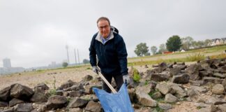Tausende Freiwillige säubern Flussufer in NRW Beim «RhineCleanUp» packte auch Umweltminister Krischer mit an.