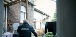 Das «Sweet home» ist jetzt dicht – NRW bekämpft Sozialbetrug Das Ordnungsamt, viele weitere Behörden und die Feuerwehr kontrollieren Problemimmobilien in NRW - dieses Haus ist wegen Brandschutzmängeln nicht mehr bewohnbar.