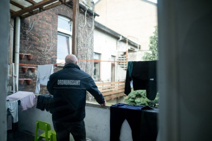 Kontrollaktion gegen Mietwucher und Betrug mit Schrotthäusern Das Ordnungsamt, viele weitere Behörden und die Feuerwehr kontrollieren Problemimmobilien in NRW - dieses Haus ist wegen Brandschutzmängeln nicht mehr bewohnbar.