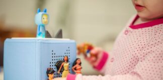 Bots zwingen Toniebox-Firma beim Online-Verkauf in die Knie Eine Zweijährige im Jahr 2024 mit einer Toniebox.