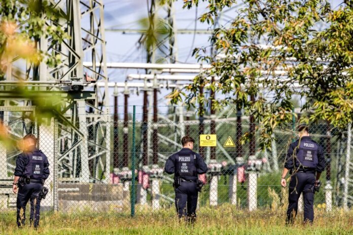 Sprengvorrichtung an Umspannwerk gefunden Unbekannte positionierten in Brandenburg mehr als ein Dutzend Geschosse unter Stromleitungen.