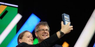 DOSB hat gewählt: Wer wird Olympia-Bewerber? DOSB-Präsident Thomas Weikert (r) eröffnete die Mitgliederversammlung.