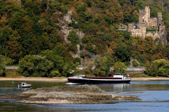 Niedrigwasser schränkt Schiffsfahrt ein Die Pegelstände im Wasser sind stark gesunken. Vielerorts wurden historische Tiefstände gemessen.