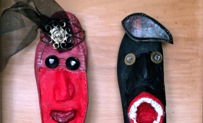 Aus alten Schuhen und Abfall entstehen kleine Kunstwerke. Foto: privat Aus alten Schuhen und Abfall entstehen kleine Kunstwerke. Foto: privat