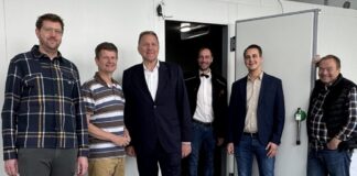 Umzug sichert Arbeit der Tafel langfristig Moritz Klees, Thomas Sterz, Christoph Wintgen, Simon Wilde, André Bär und Dr. Michael Rychlik vor der neuen Kühlzelle. Foto: Sparkasse