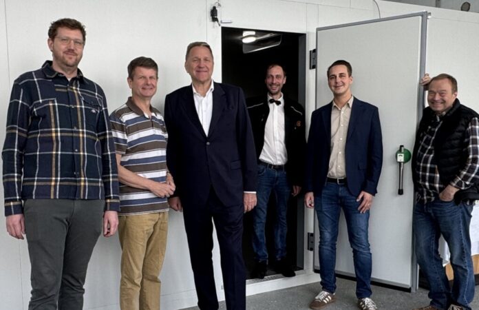 01_Gruppe_6Pers Moritz Klees, Thomas Sterz, Christoph Wintgen, Simon Wilde, André Bär und Dr. Michael Rychlik vor der neuen Kühlzelle. Foto: Sparkasse