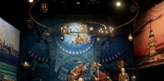 „Istanbul“: Geliebter Dauerbrenner des Schauspiels Essen Mitglieder des Schauspiel-Ensembles sowie Musiker in "Istanbul" - Ein musikalischer Abend von Selen Kara, Torsten Kindermann und Akın Emanuel Şipal mit Songs von Sezen Aksu. Foto: Fatih Kurçeren
